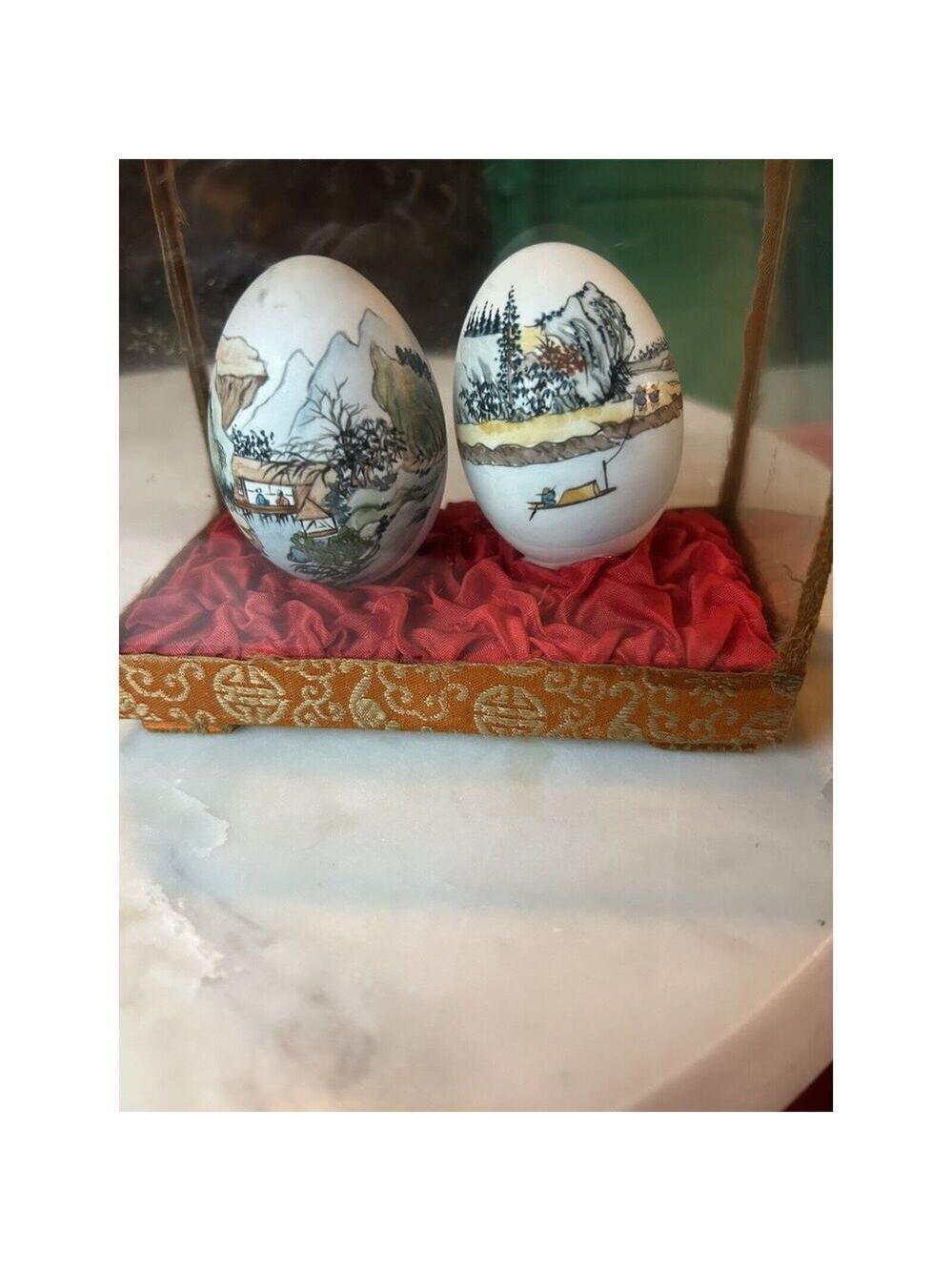 Hand painted egg shells in case￼made i Taiwan